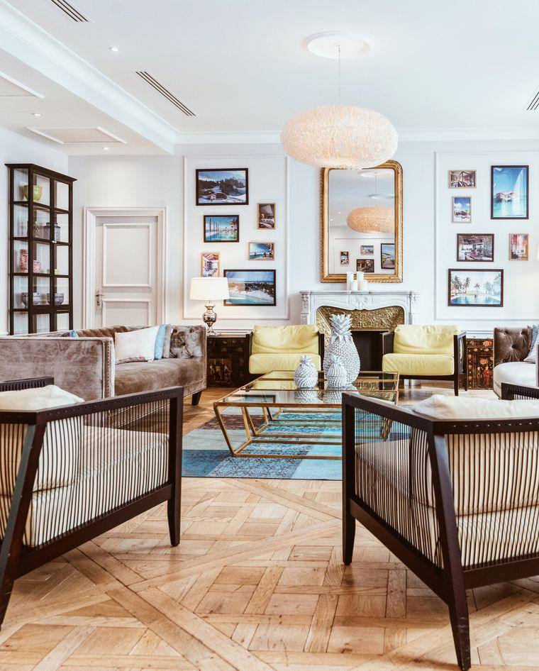 Kitaplıklı aydınlık salon