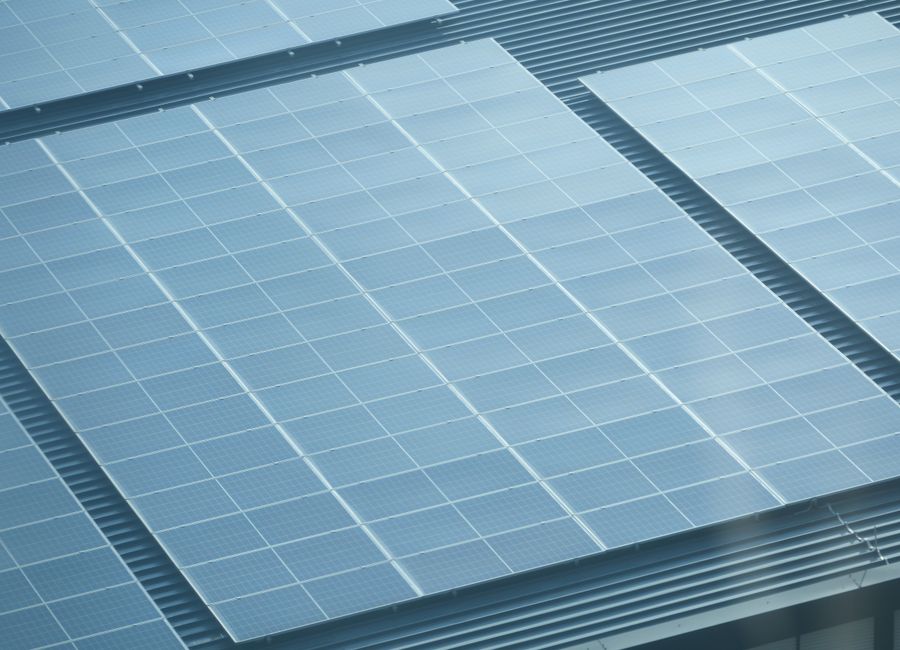 Yakın plan panel dizisi — sanayi çatısı