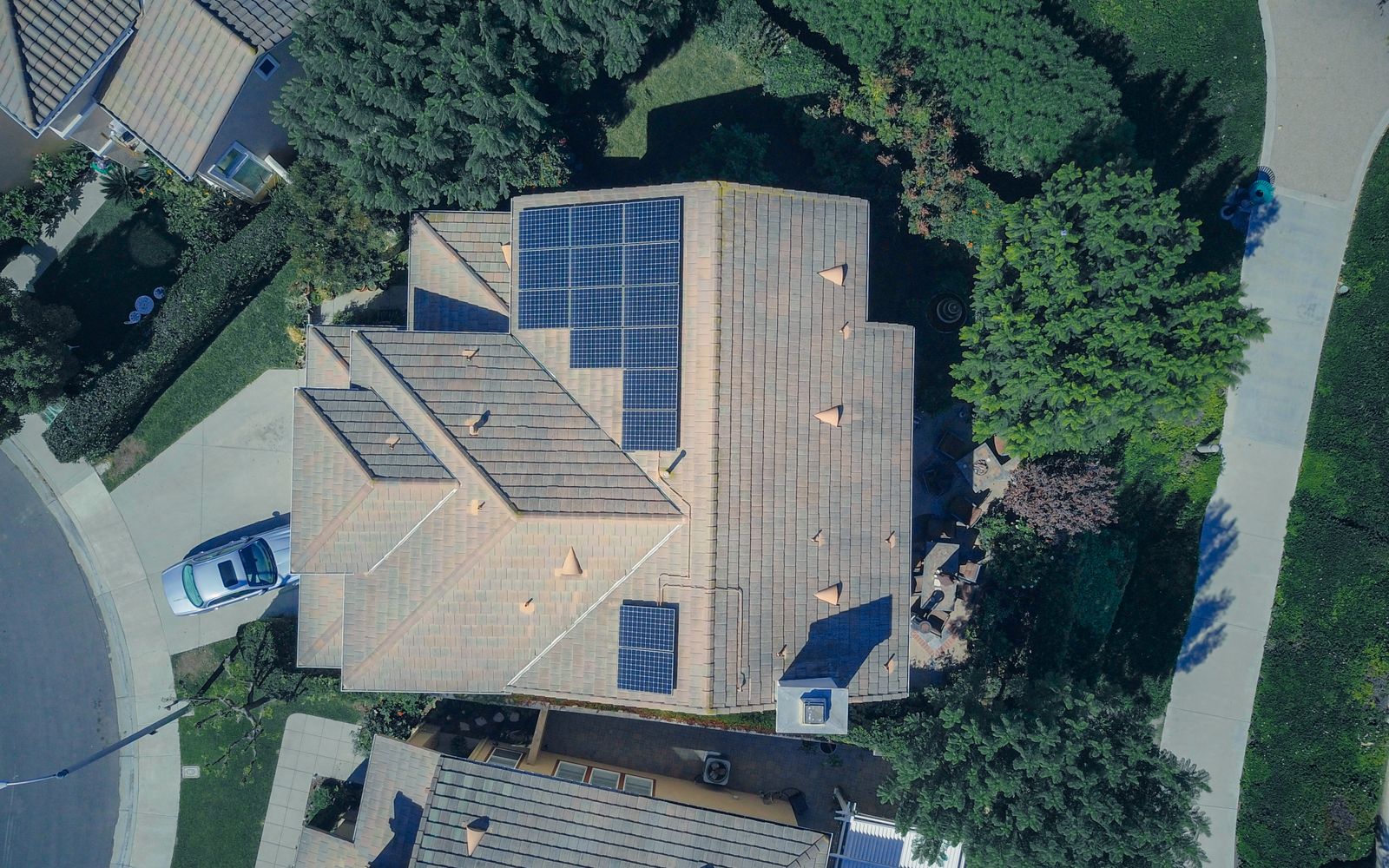 Konut çatısına kurulmuş güneş enerji panelleri