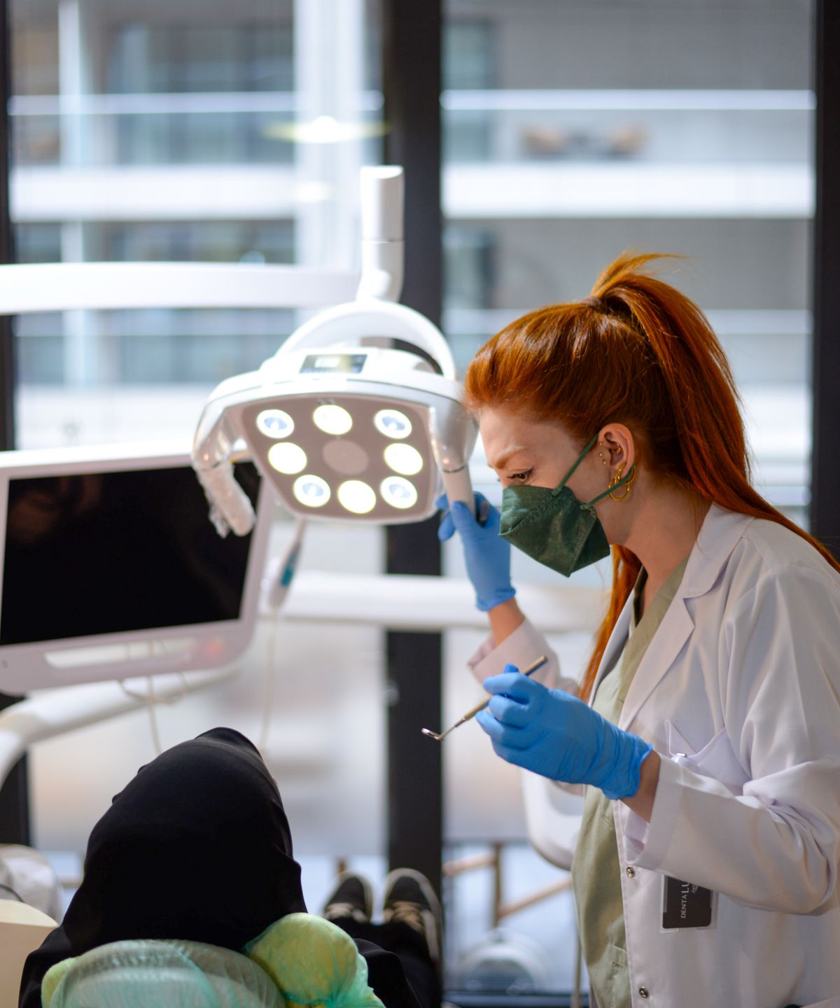 Ağız ve çene cerrahı ameliyat ışığı altında implant planlaması yaparken