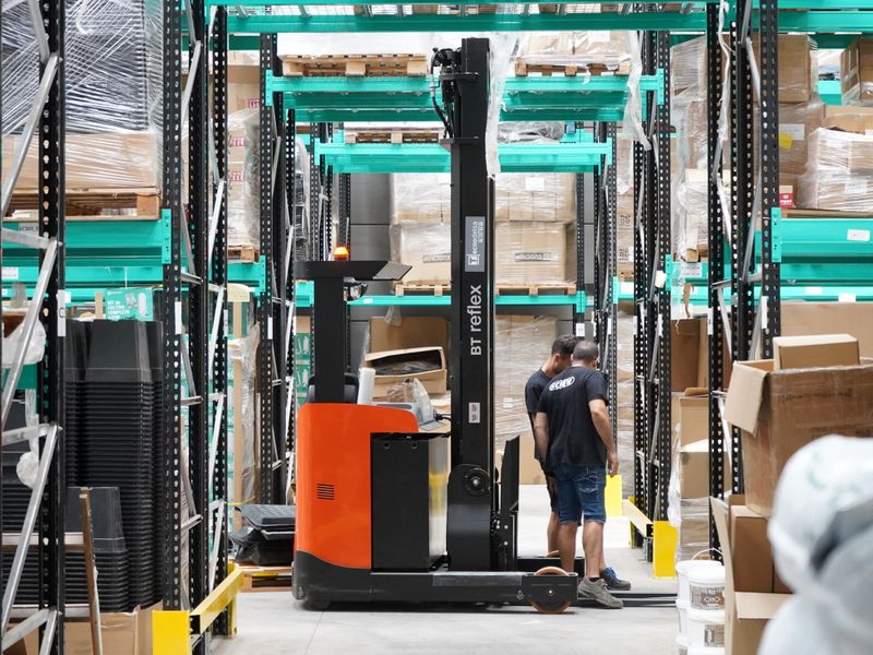 Yüksek raf sisteminde forklift operasyonu