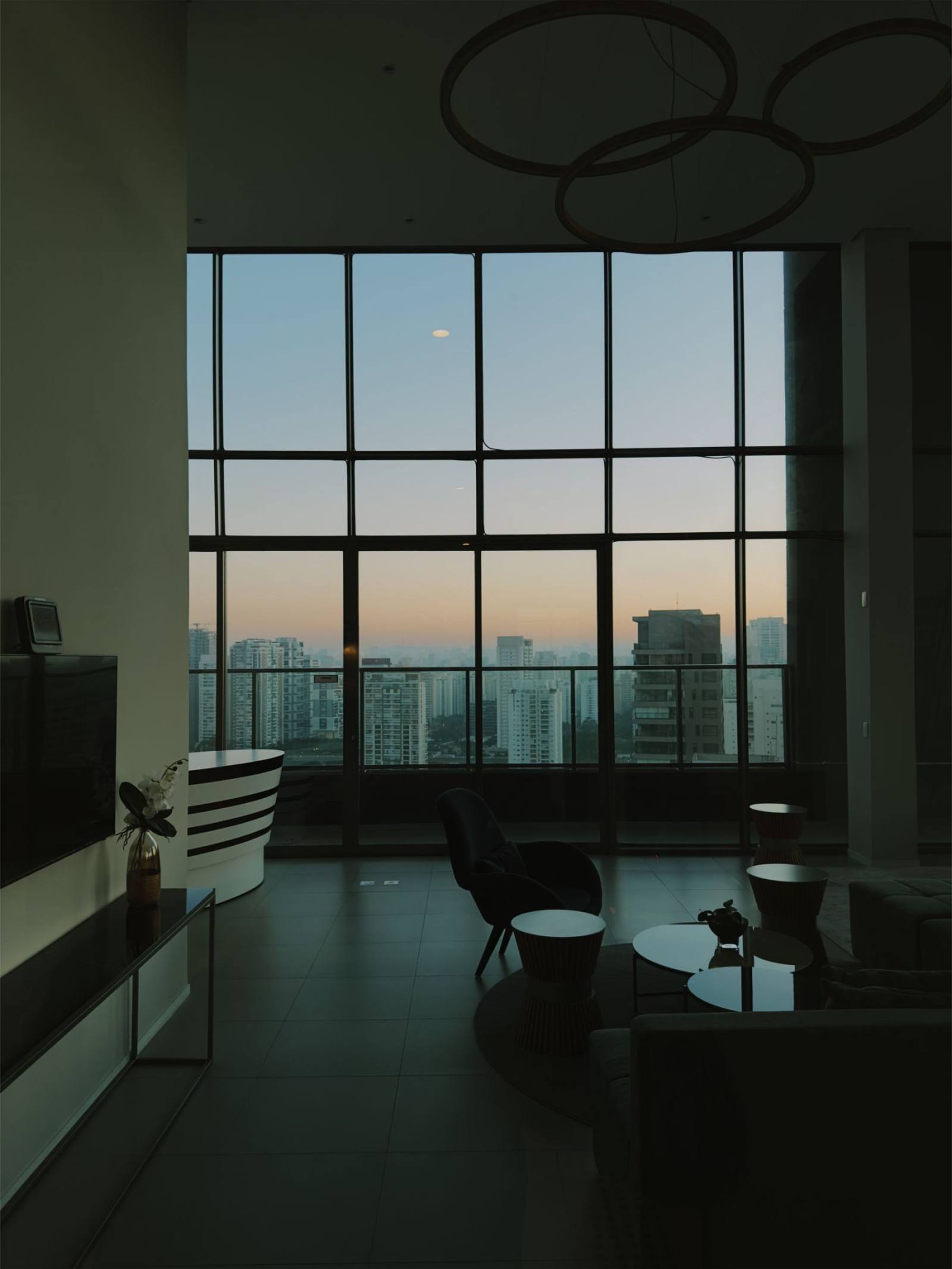 Levent'te bir penthouse salonundan alacakaranlıkta şehir silüeti