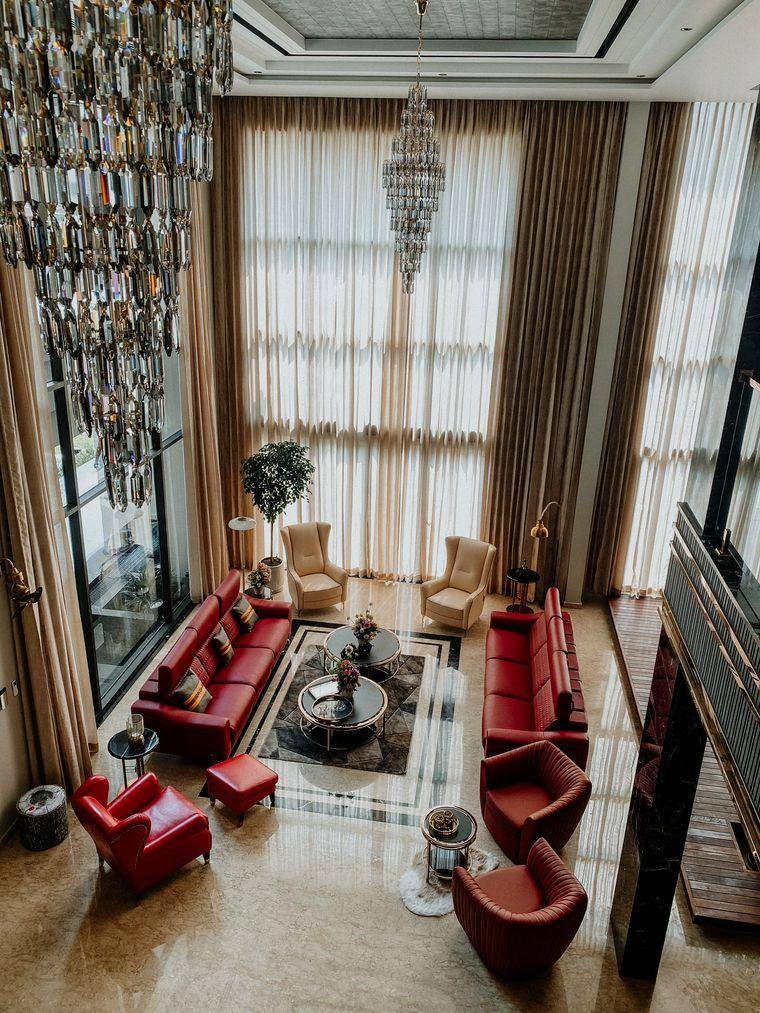 Çift yükseklikte avizeli salon