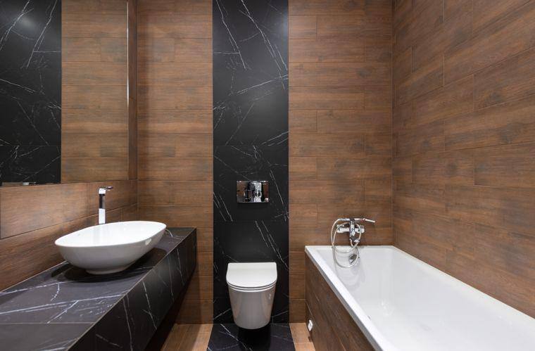 Ahşap ve mermer dokulu banyo