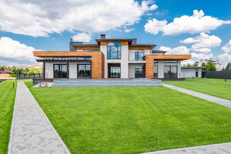 Geniş çim bahçeli villa cephesi