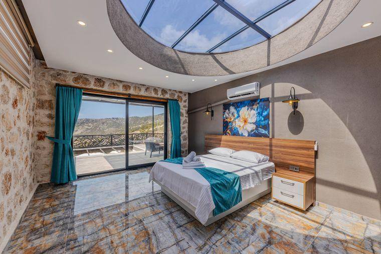 Cam kubbeli, taş duvarlı ebeveyn yatak odası