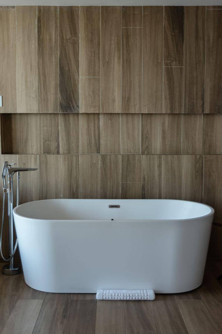 Ayaklı küvetli, ahşap kaplı banyo