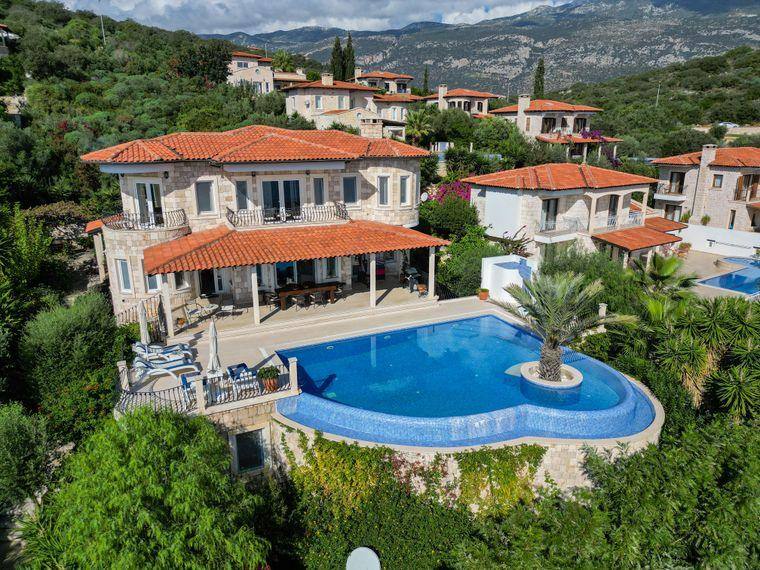 Kırmızı kiremitli villa ve büyük havuz