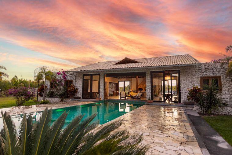 Gün batımında taş villa ve havuz avlusu