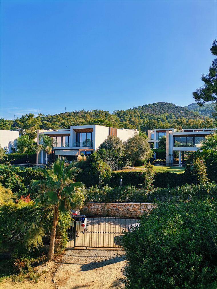 Çam ağaçları arasındaki site ve villalar
