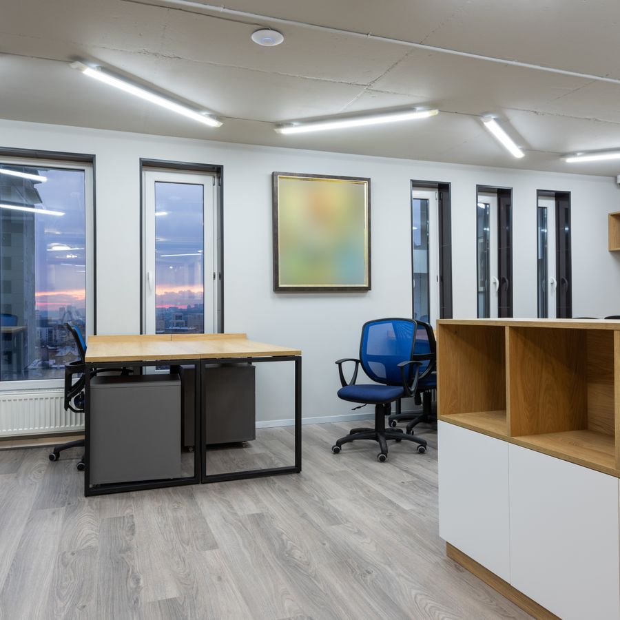 Aydınlık kurumsal ofis ortamı