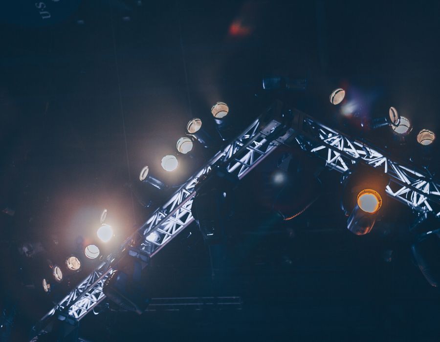 Işıl ışıl bir konser sahnesi