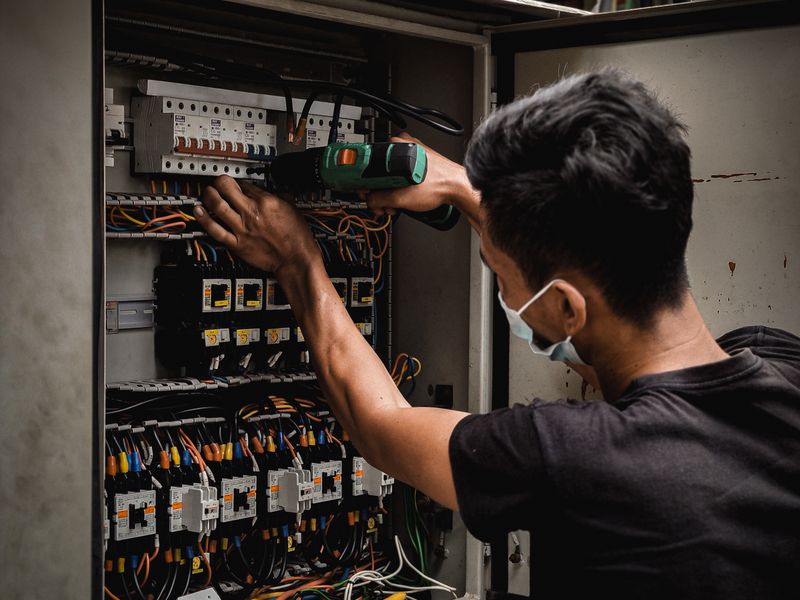 Elektrik panosu üzerinde termal ve bağlantı kontrolü