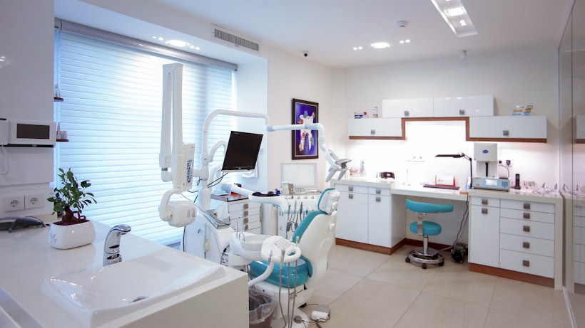 Modern ve hijyenik bir diş kliniği muayene odası
