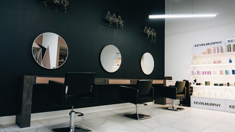 Modern bir kuaför ve güzellik salonunun iç mekânı